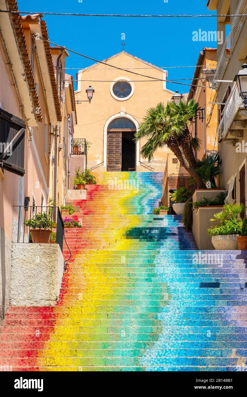 Arzachena, Sardaigne / Italie - 2019/07/19: Célèbre escalier de Sainte-Lucie menant à l'Église de Sainte-Lucie - Chiesa di Santa Lucia - à Arzachena Banque D'Images