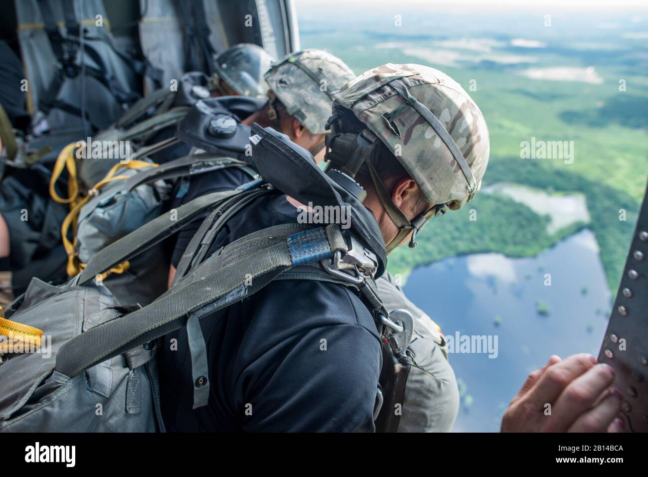 Les Soldats américains affectés au 6ème Bataillon d'entraînement des Rangers, à Camp Rudder, en Floride, mènent des opérations d'eau aéroportée le 31 mai 2018 au lac Jackson à Florala, en Alabama. Cette formation fait partie des opérations de soutien au combat menées pour assurer la préparation du soldat. (ÉTATS-UNIS Photo de l'armée par Patrick A. Albright) Banque D'Images