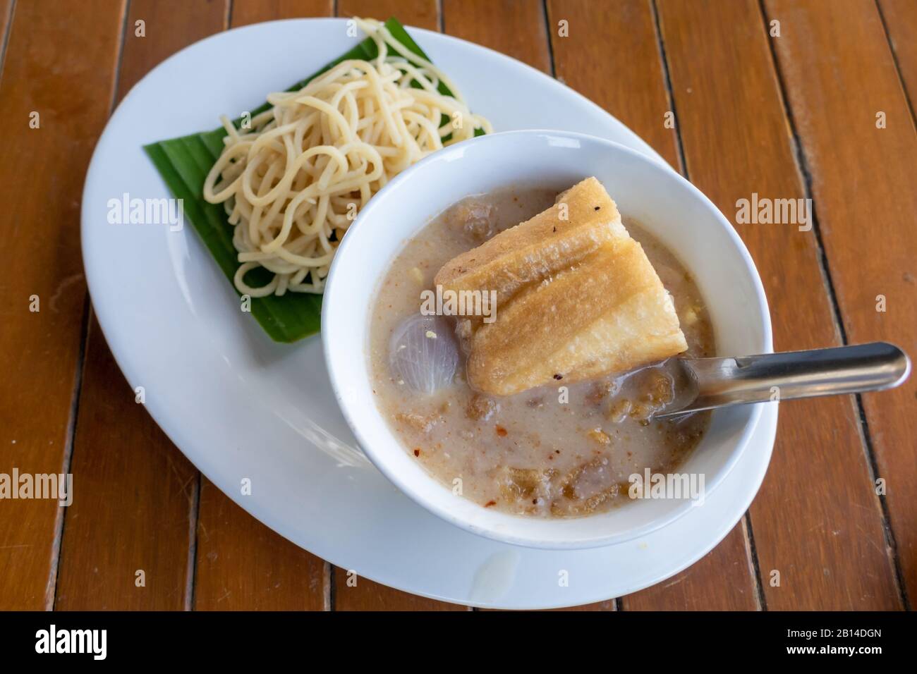 Soupe de nouilles froides birmane dans un bol Banque D'Images