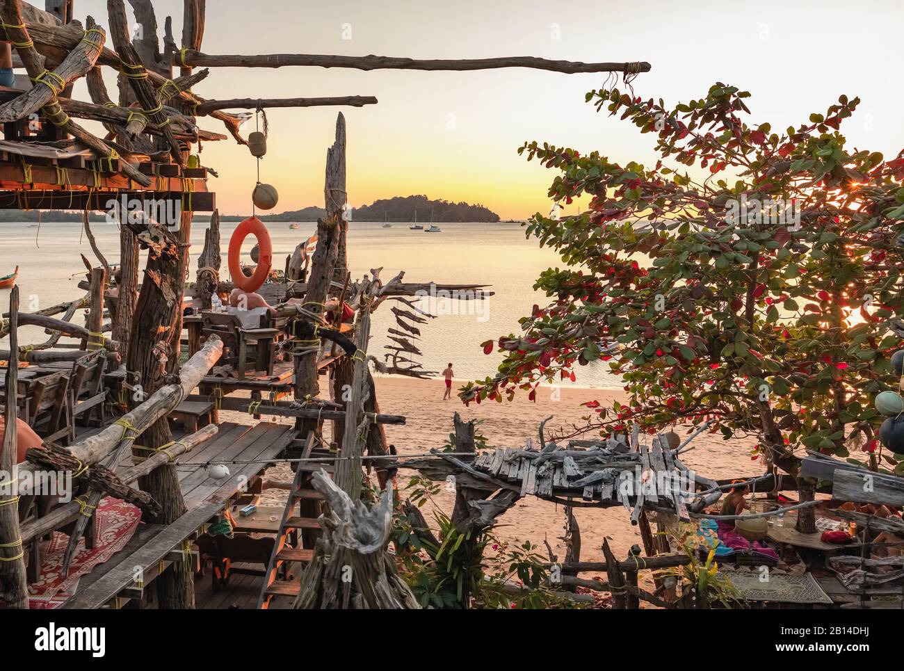 Célèbre Bar Hippie fabriqués à partir de bois flotté sur Ko Phayam island Banque D'Images