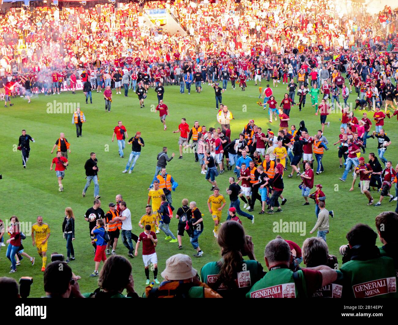 Le Sparta Prague fans célébrant la victoire et devenir champion de jeu tout en maintenant gagner de coup d'État. Banque D'Images