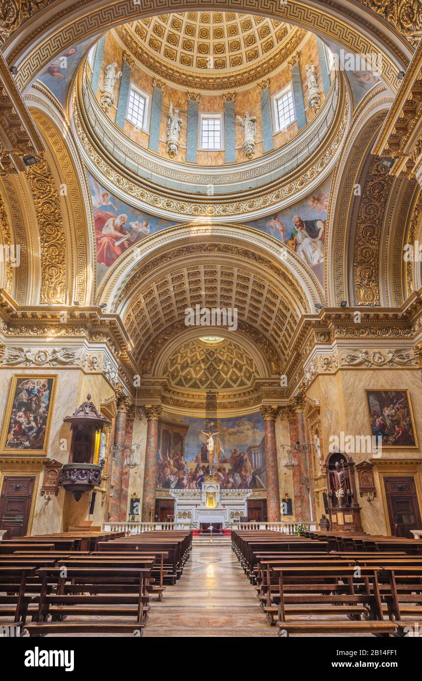 Turin, ITALIE - 16 MARS 2017: La nef de l'église Chiesa di San Massimo Paolo Emilio Volgari (19. Cent.). Banque D'Images