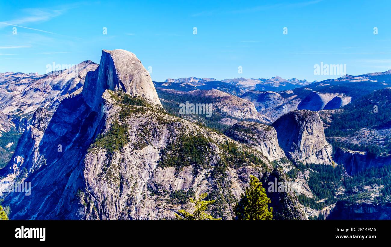 Les montagnes de la Sierra Nevada avec la célèbre formation de roches de granit Half Dome sur la gauche. Vue sur Glacier point à Yosemite Banque D'Images Les montagnes de la Sierra Nevada avec la célèbre formation de roches de granit Half Dome sur la gauche. Vue sur Glacier point à Yosemite Banque D'Images