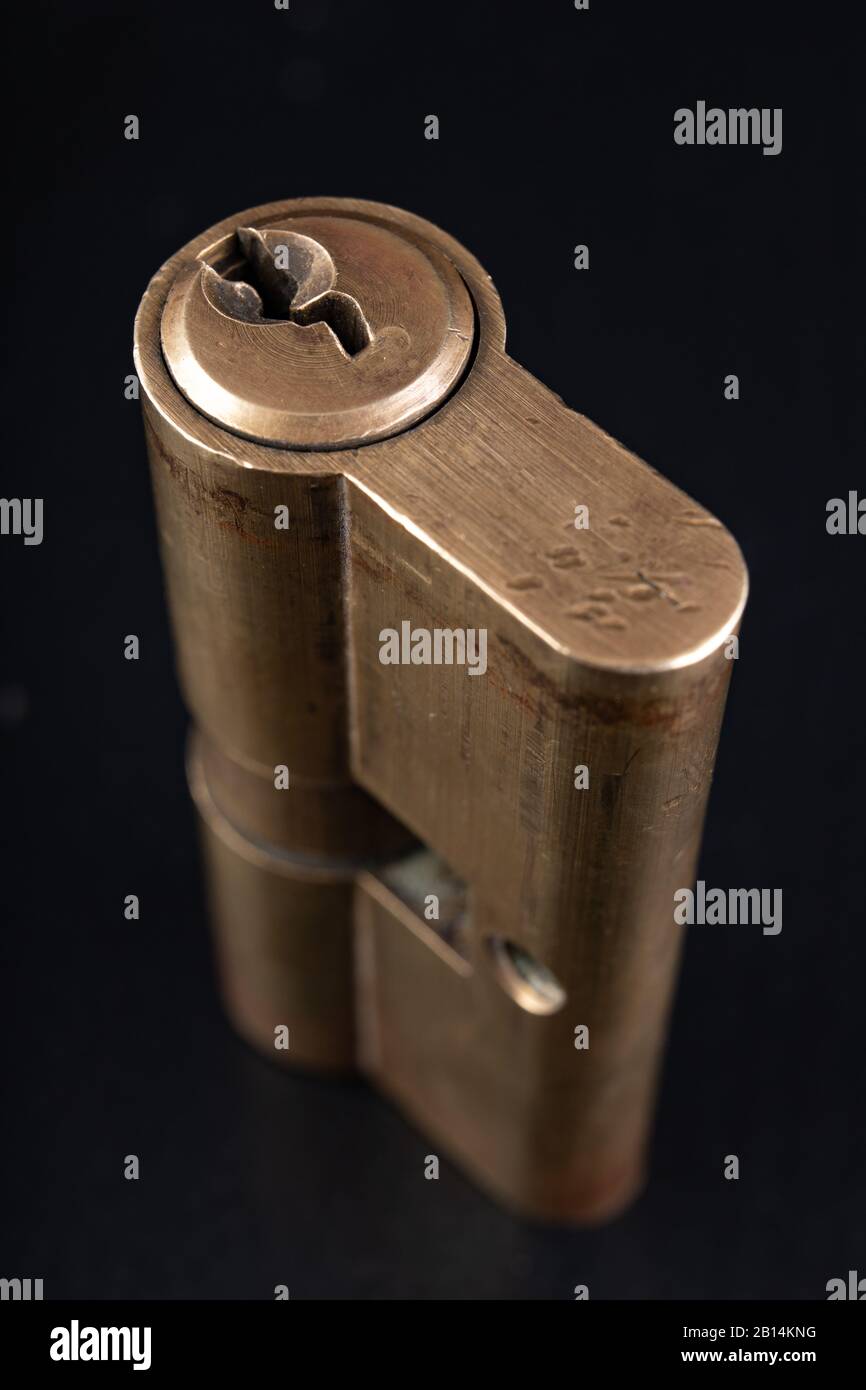 Cadenas en laiton verni. Accessoires de fixation des portes avant dans le ménage. Fond sombre. Banque D'Images