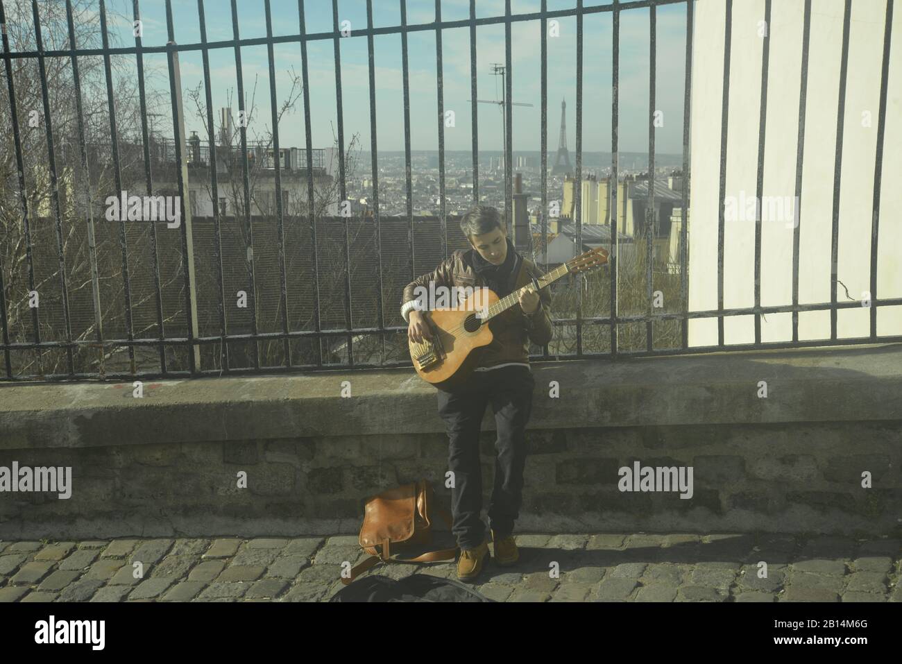 Guitariste sur un mur à Paris avec la tour Eiffel en vue, pasakdek Banque D'Images
