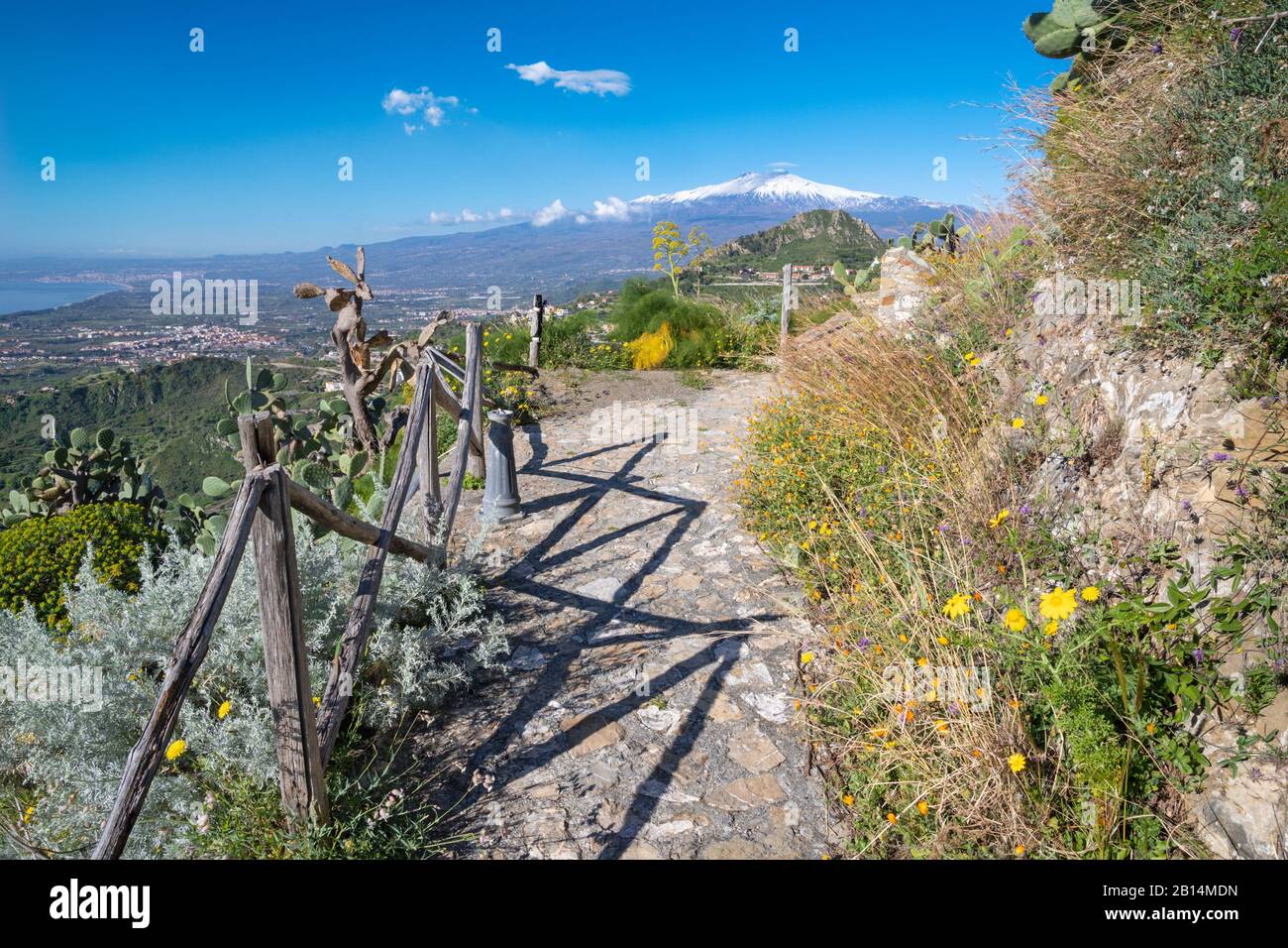 Taormina - Le chemin entre le ressort et le Mt fleurs méditerranéennes. Etna. Banque D'Images