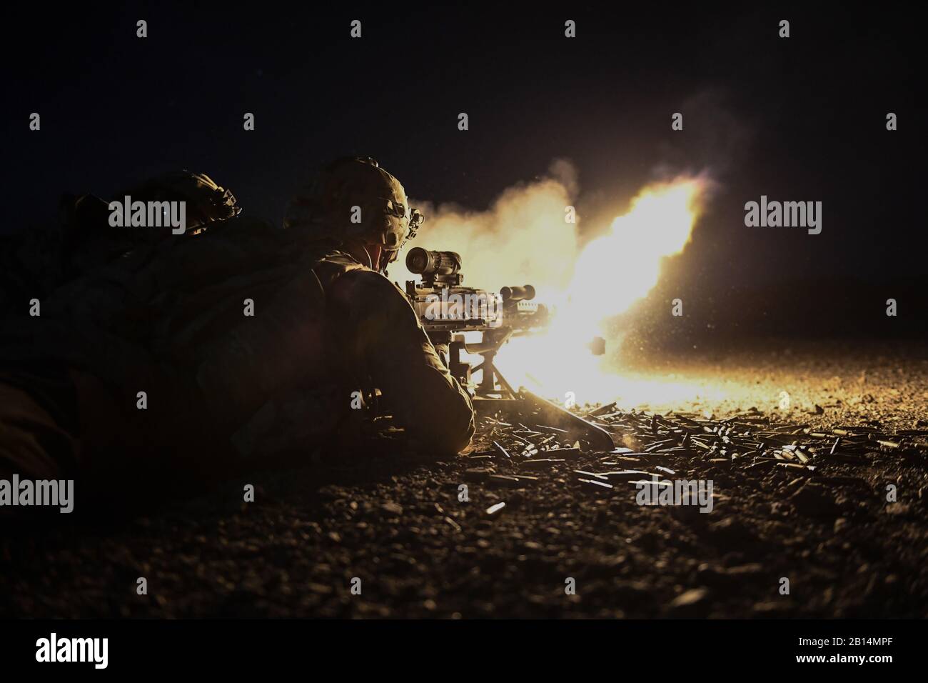 Des soldats américains affectés à la Force opérationnelle combinée Force-Horn de l'Afrique (CJTF-HOA) Force de réaction de l'Afrique de l'Est (EARF), Fire M240 Systèmes d'armes et manœuvres de pratique Le 1 novembre 2017, à Djibouti, en Afrique. Le but de l'EARF est de fournir rapidement adaptables paquets de leurs forces pour protéger les intérêts américains sur le continent de l'Afrique devraient toutes les menaces surviennent. (U.S. Photo de l'Armée de l'air par la Haute Airman Erin Piazza) Banque D'Images