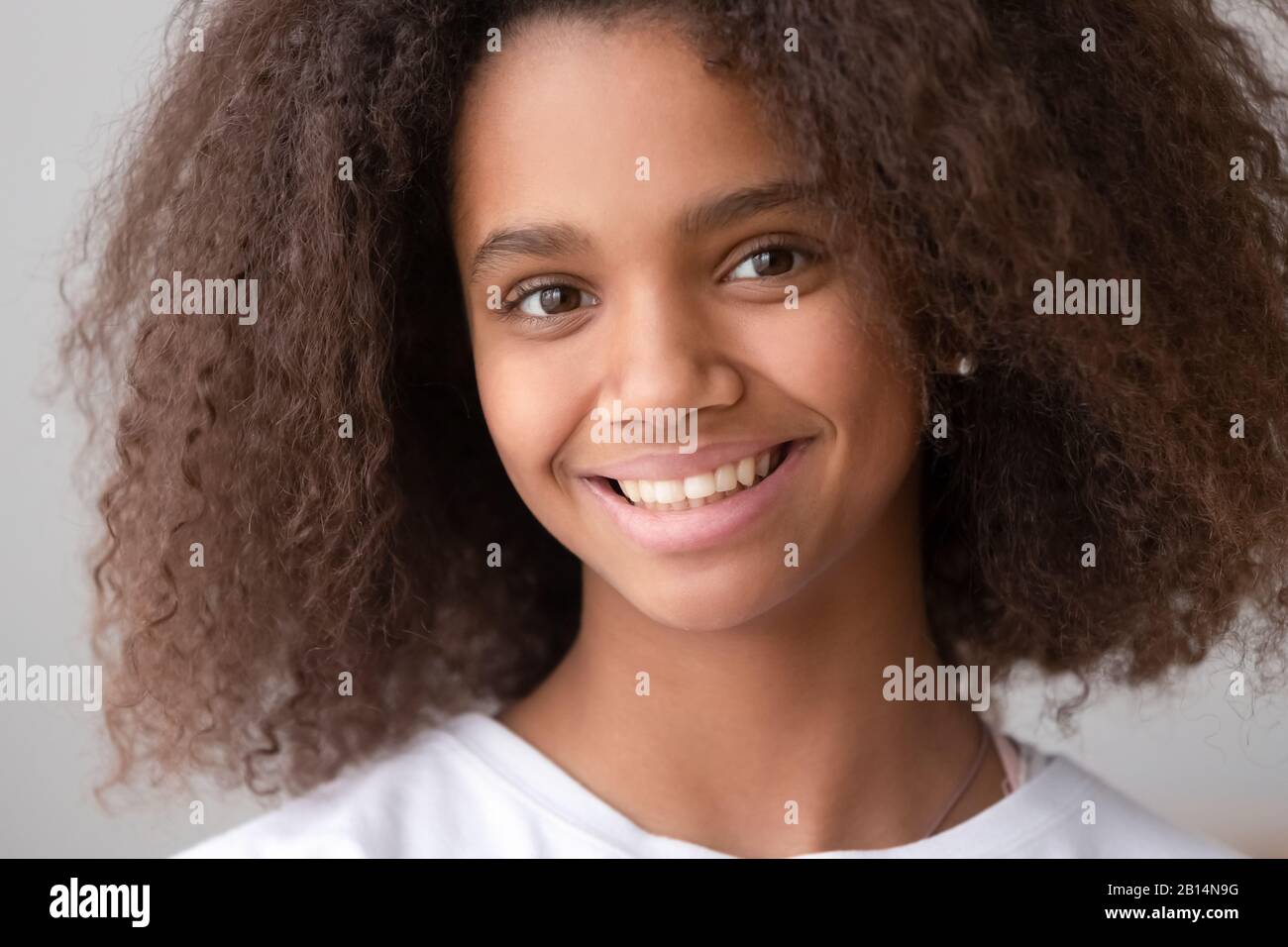 Portrait en tête de jeune fille afro-américaine regardant l'appareil photo Banque D'Images