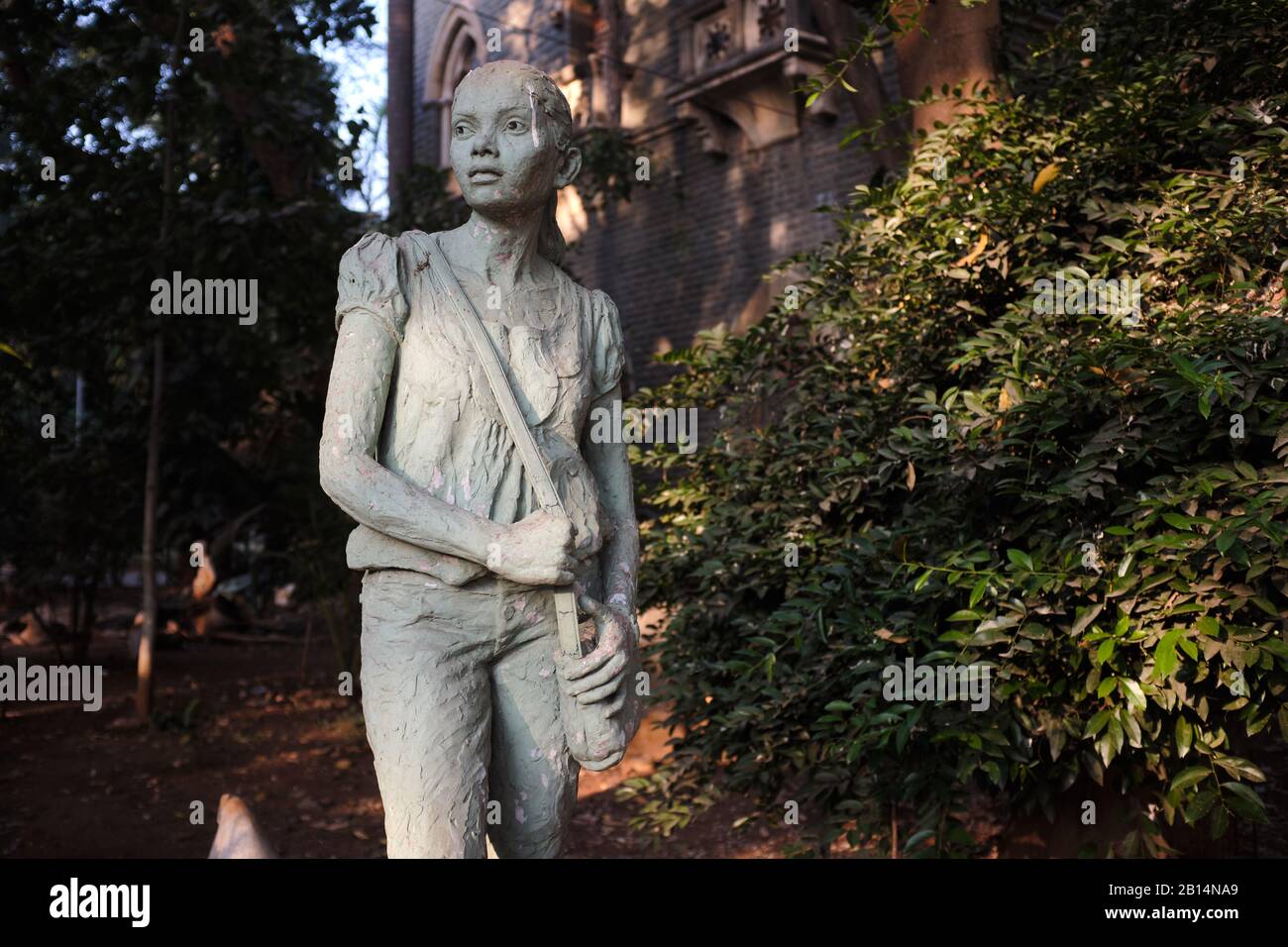 Une sculpture d'une jeune étudiante indienne, une pièce de pratique dans le domaine de Sir Jamsetjee Jeejebhoy School of Art, (J. J. School of Art); Mumbai, Inde Banque D'Images