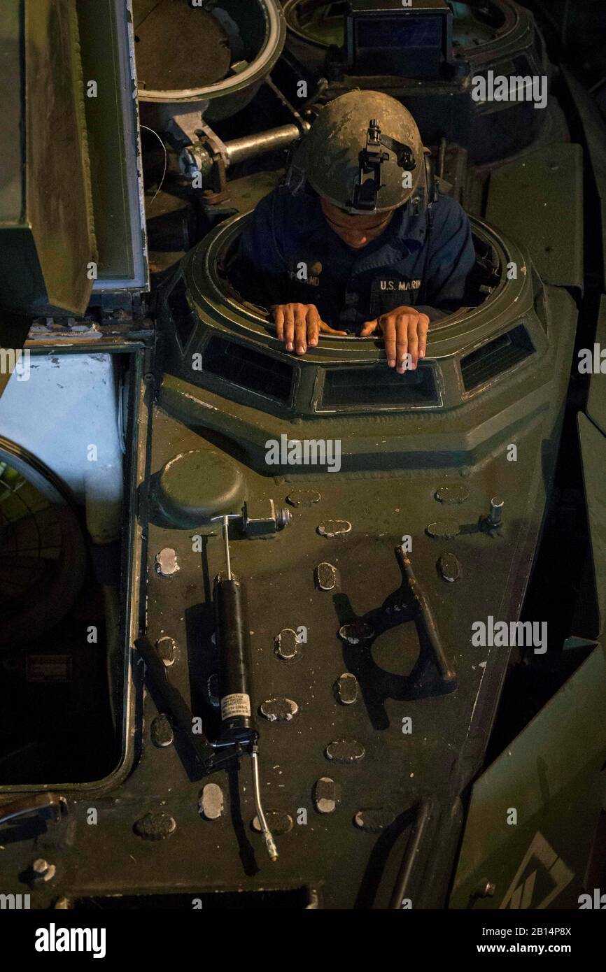 Caporal Us Marine Corps Mercardo Copeland, une marine d'assaut amphibien avec l'équipe de Bataillon Landing 3/1, 13ème unité expéditionnaire marine (MEU), monte dans le siège du conducteur pour démarrer le moteur d'un véhicule amphibie d'assaut en mer à bord du quai amphibie de classe île de Whidbey USS Rushmore (LSD 47), 2 mai 2018. Le groupe Essex Ambious Ready (ARG) et le 13ème MEU ont intégré la conduite du deuxième exercice majeur de leur formation avant le déploiement. ARG, MEU Exercise (ARGMEUEX) fournit une formation essentielle et réaliste navire à terre, conçue pour améliorer l'intégration de TH Banque D'Images