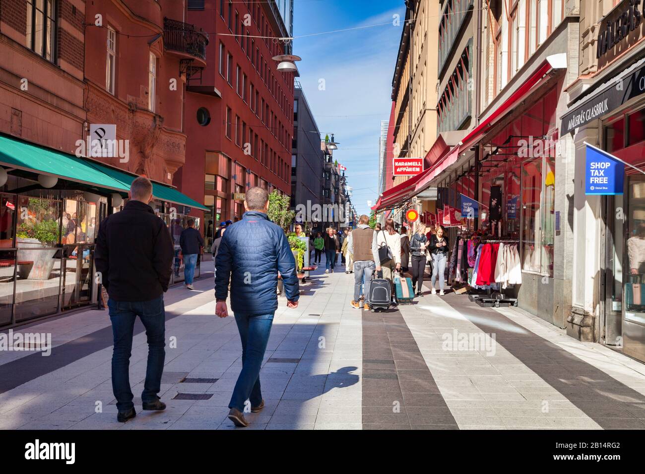 16 septembre 2018: Stockholm, Suède - Shoppers et touristes à Drottninggatan lors d'un week-end ensoleillé d'automne. Banque D'Images