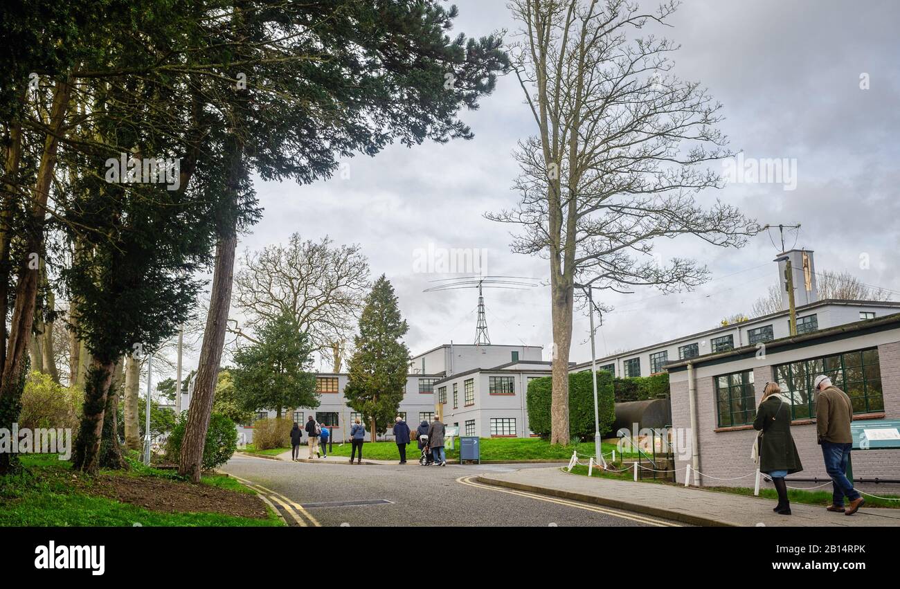 Bletchley Park, Buckinghamshire, Royaume-Uni, montrant des bâtiments et des huttes près de l'entrée, et terminé dans une première phase de restauration du site. Banque D'Images
