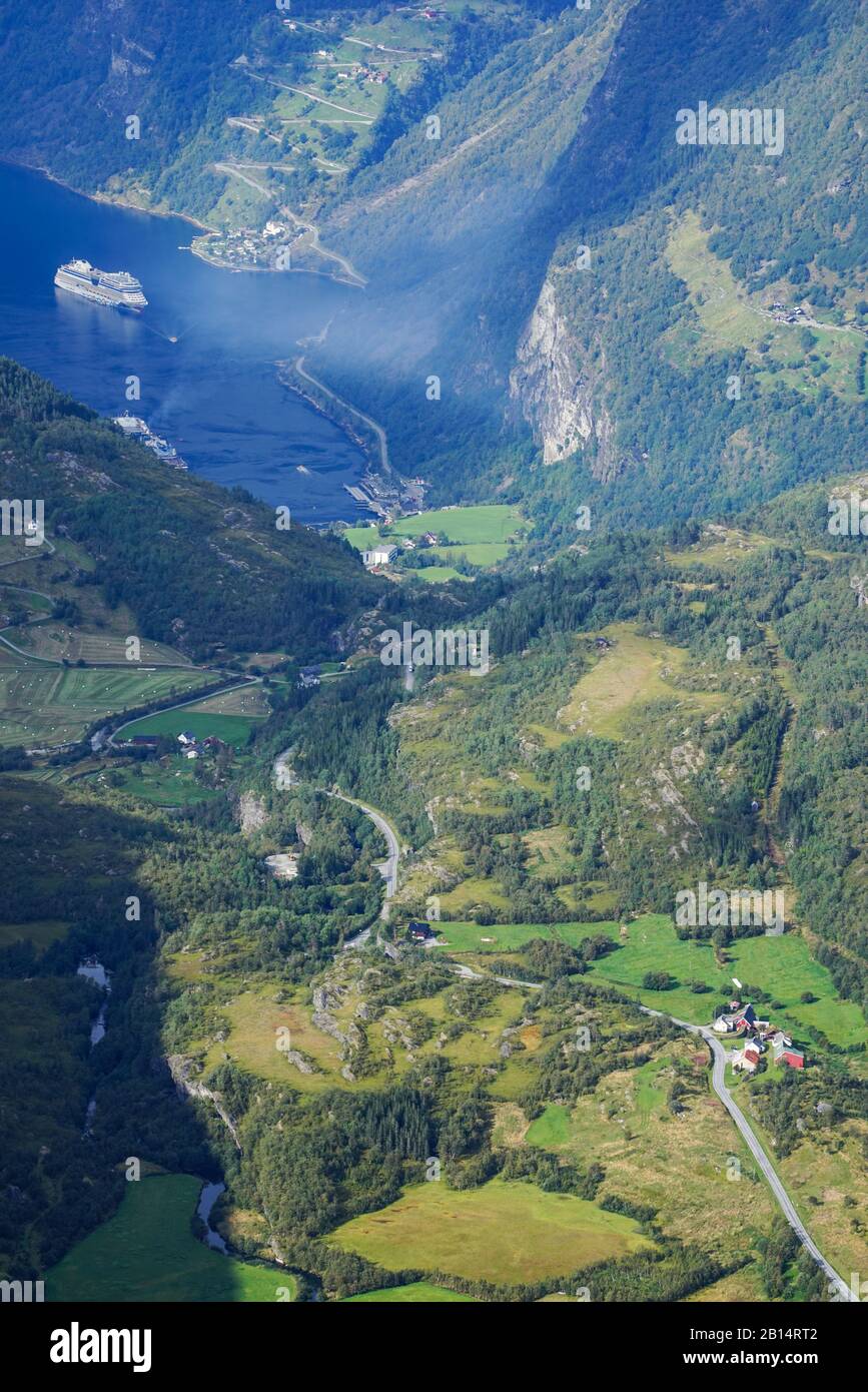 Passerelle Geiranger. C'est ce qu'il ressemble au sommet à la vue loin du célèbre fjord. Banque D'Images