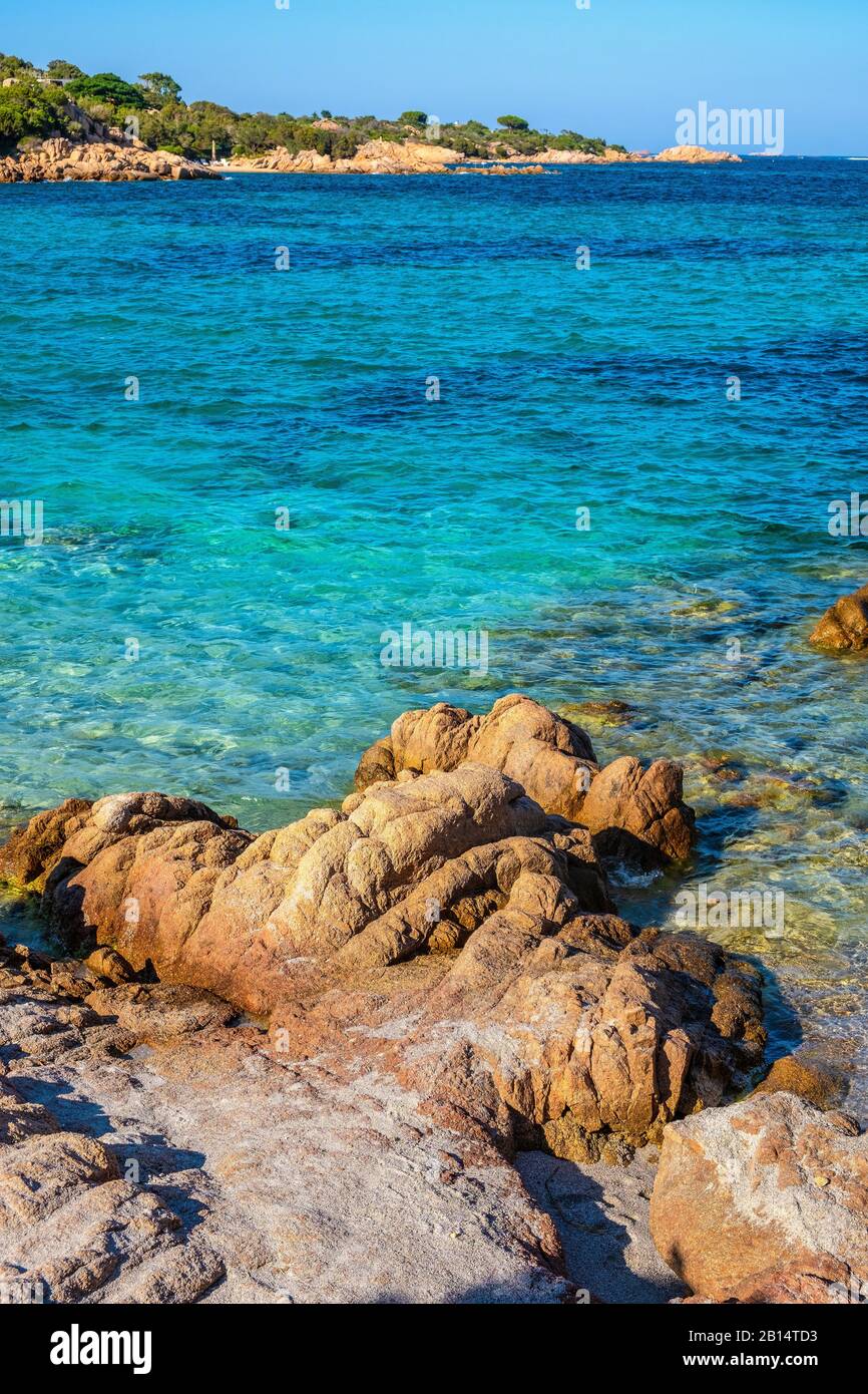 Vue panoramique sur la Costa Smeralda - Emerald Cost - bord de mer à Capriccioli plage et station balnéaire sur la côte de la mer Tyrrhénienne en Sardaigne, Italie Banque D'Images