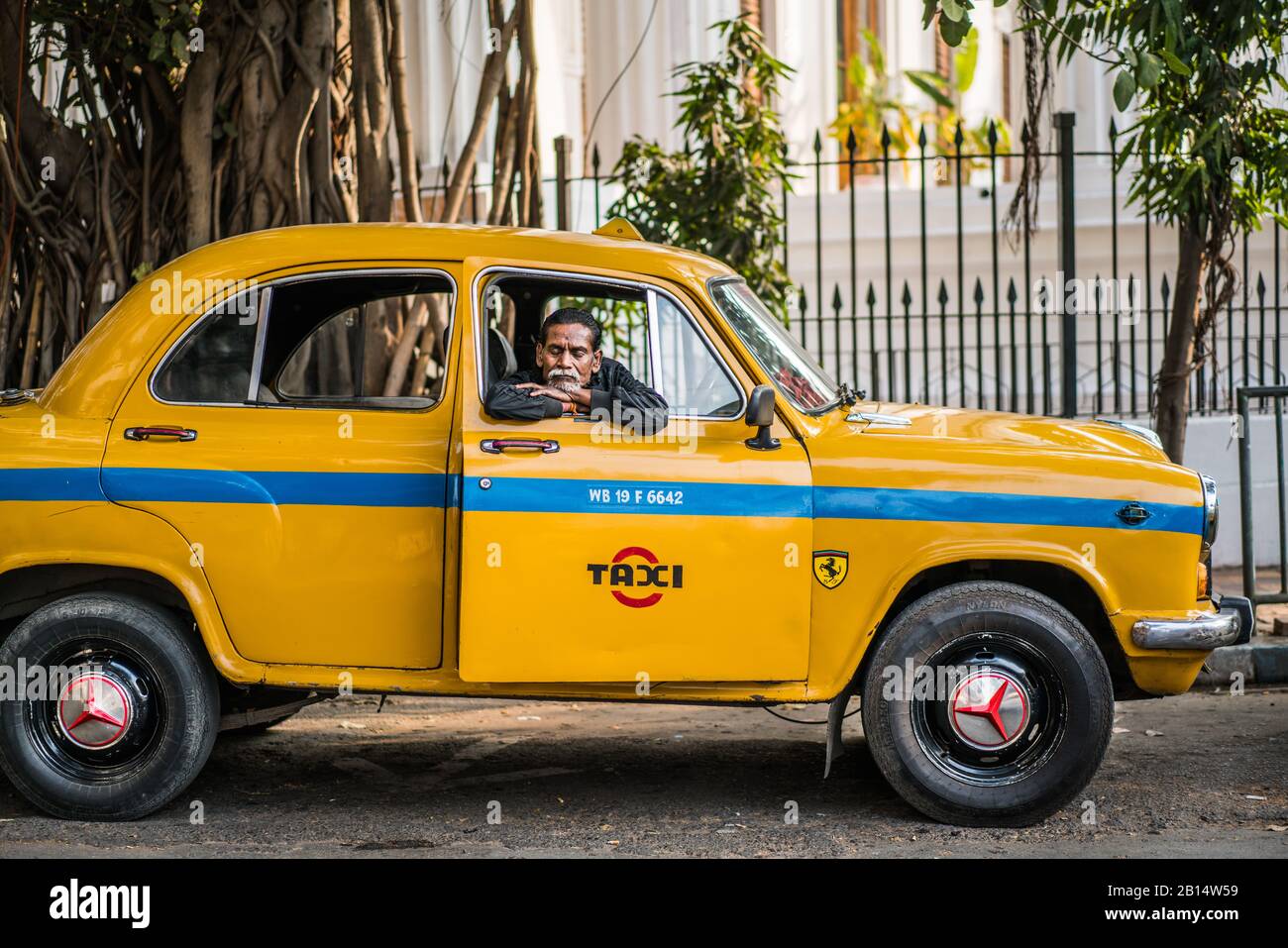 Taxi jaune dans la rue de la Kolkata, Inde, Asie. Banque D'Images
