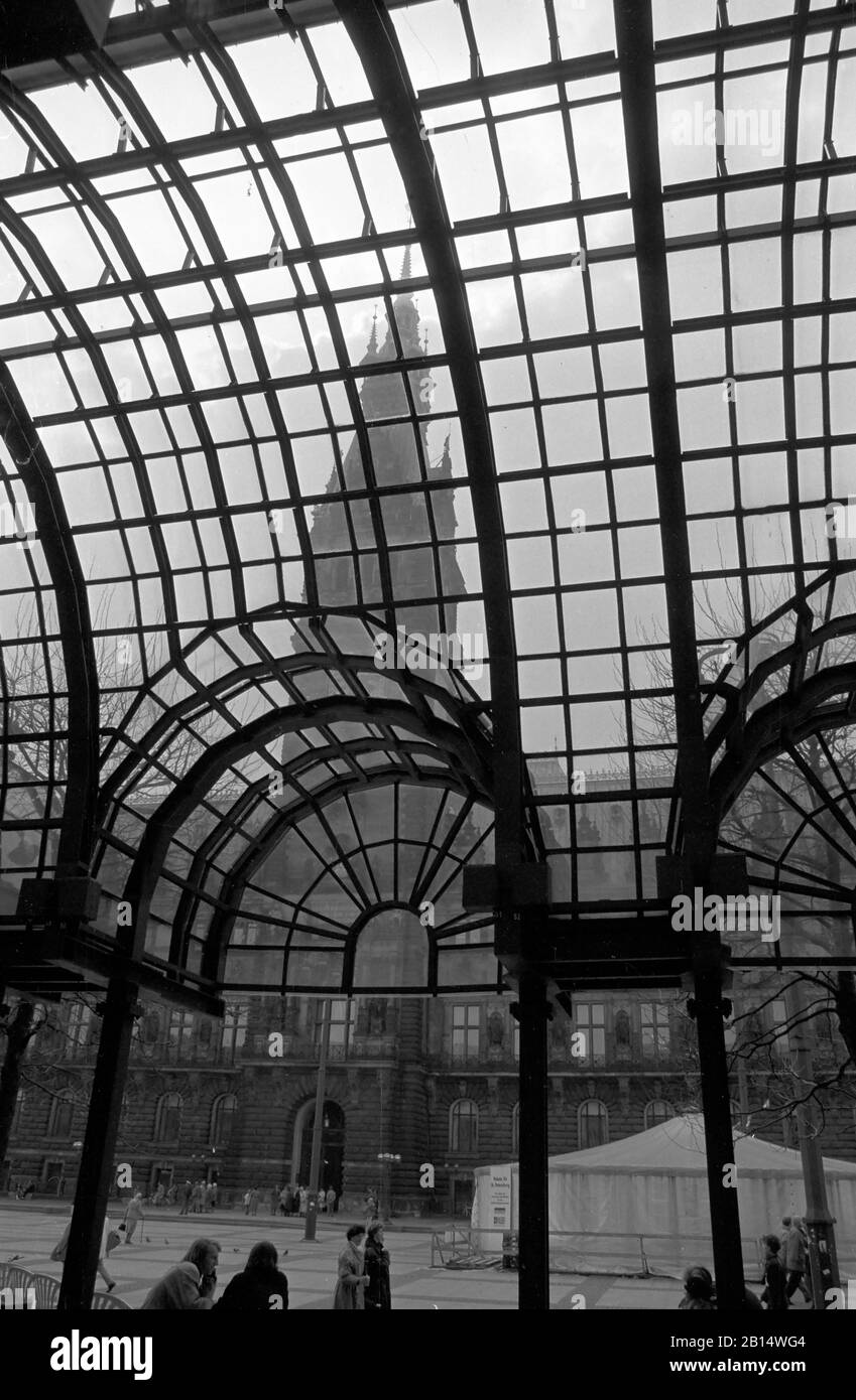 Hôtel de ville (Rathaus) du Rathaussmarkt, Hambourg, Allemagne, vers 1988. Photographie de film noir et blanc Banque D'Images