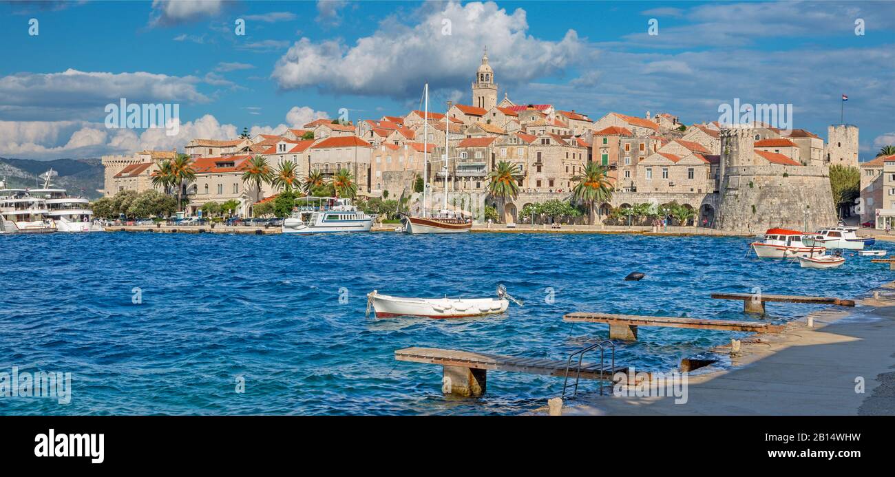 Croatie - le panorama de la vieille ville de Korcula depuis la promenade. Banque D'Images