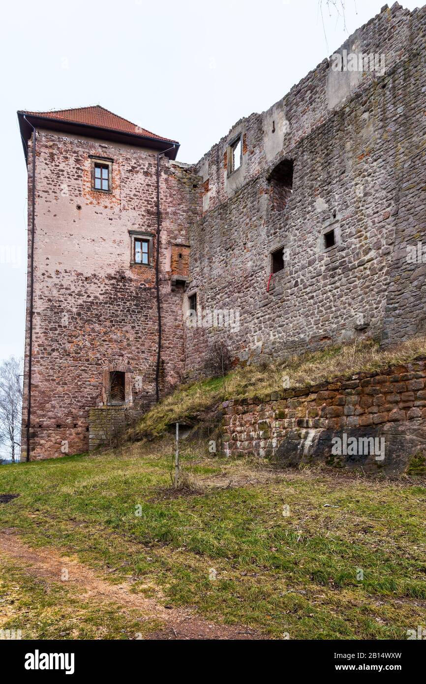 Ruines château médiéval de Pecka en Bohême de l'est sous les montagnes de Krkonose, tchèque. Banque D'Images