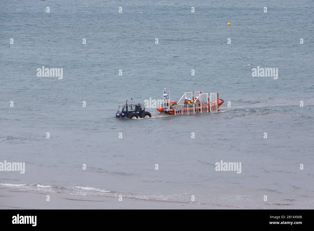 Talus mb 764 véhicule de lancement et de récupération de tracteur amphibie récupération chariot de lancement talus 85 do-do avec bateau de sauvetage côtier de classe B RNLI Abersoch royaume-uni Banque D'Images