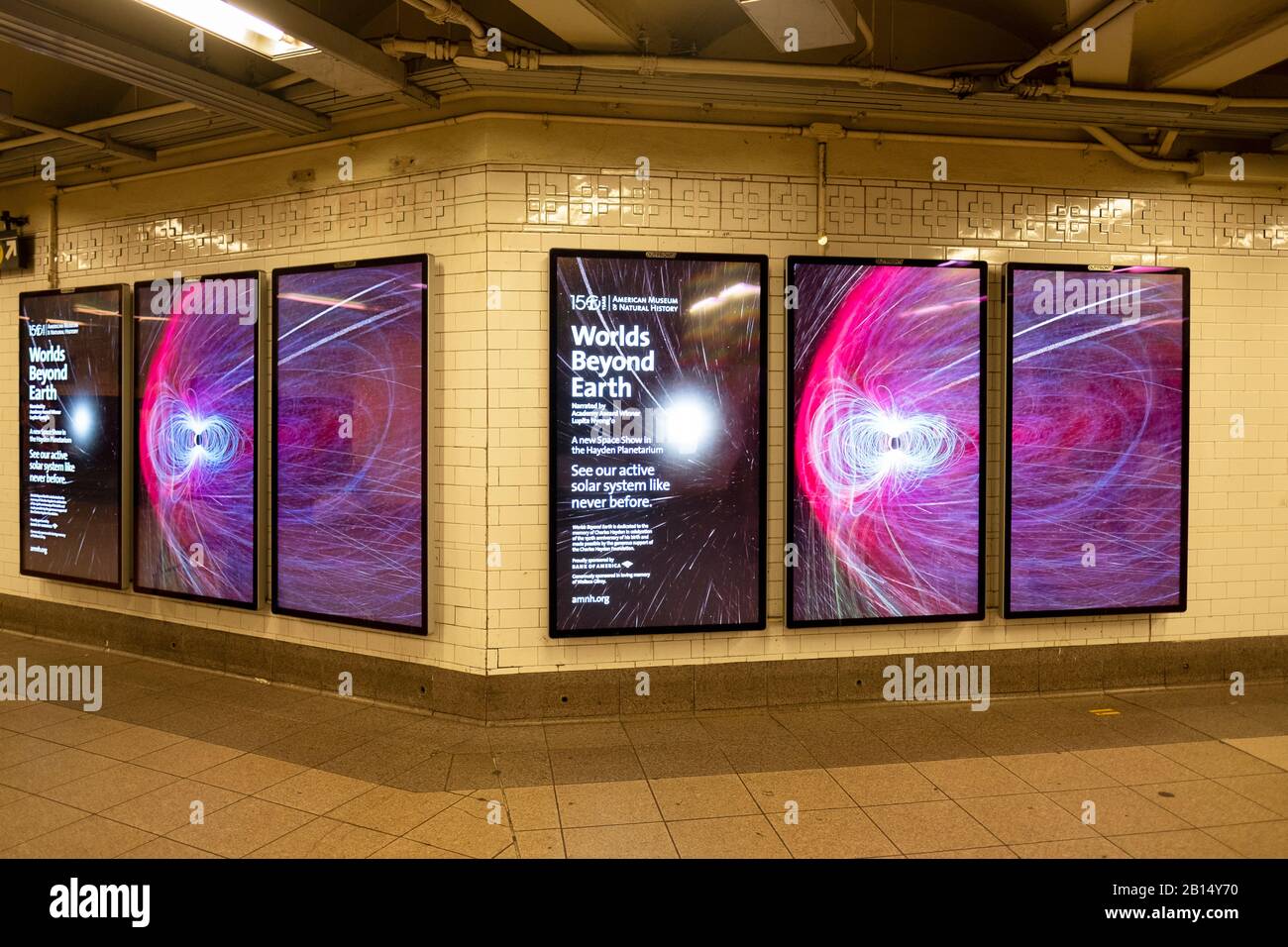 Publicités électroniques haute technologie pour le Musée américain d'Histoire naturelle. À la station de métro Union Square 14ème Street à Manhattan, New York Banque D'Images