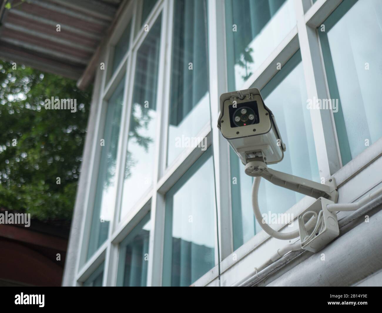 Caméra de sécurité CCTV à l'extérieur du bâtiment de bureau. Banque D'Images