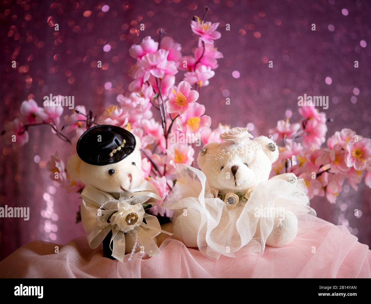 Concept d'amour : Couple Teddy Bears dans la robe de mariage , carte de voeux valentine arrière-plan Banque D'Images