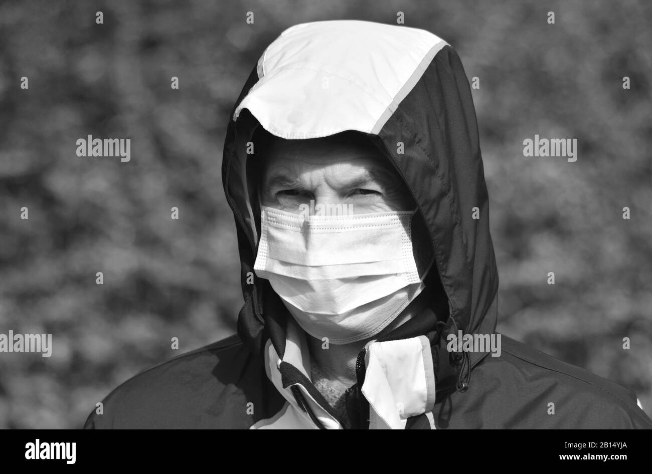 Comme de plus en plus de cas de Coronavirus / Covid-19 sont rapportés à travers le monde, y compris en Europe un homme au Royaume-Uni prend des précautions en portant un masque de visage Banque D'Images
