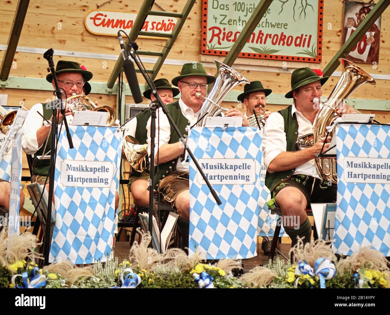 Munich, ALLEMAGNE - 1 OCTOBRE 2019 Brass band jouant de la musique traditionnelle en costume bavarois dans une tente à bière de la partie historique d'Oide Wiesn de l'Oktober Banque D'Images