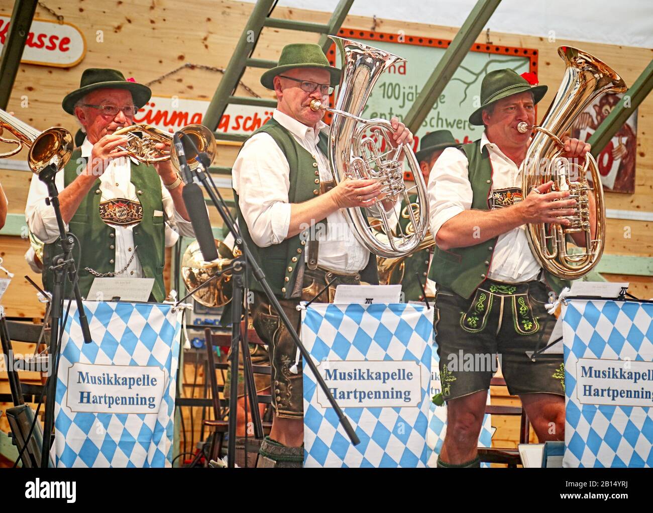 Munich, ALLEMAGNE - 1 OCTOBRE 2019 Brass band jouant de la musique traditionnelle en costume bavarois dans une tente à bière de la partie historique d'Oide Wiesn de l'Oktober Banque D'Images
