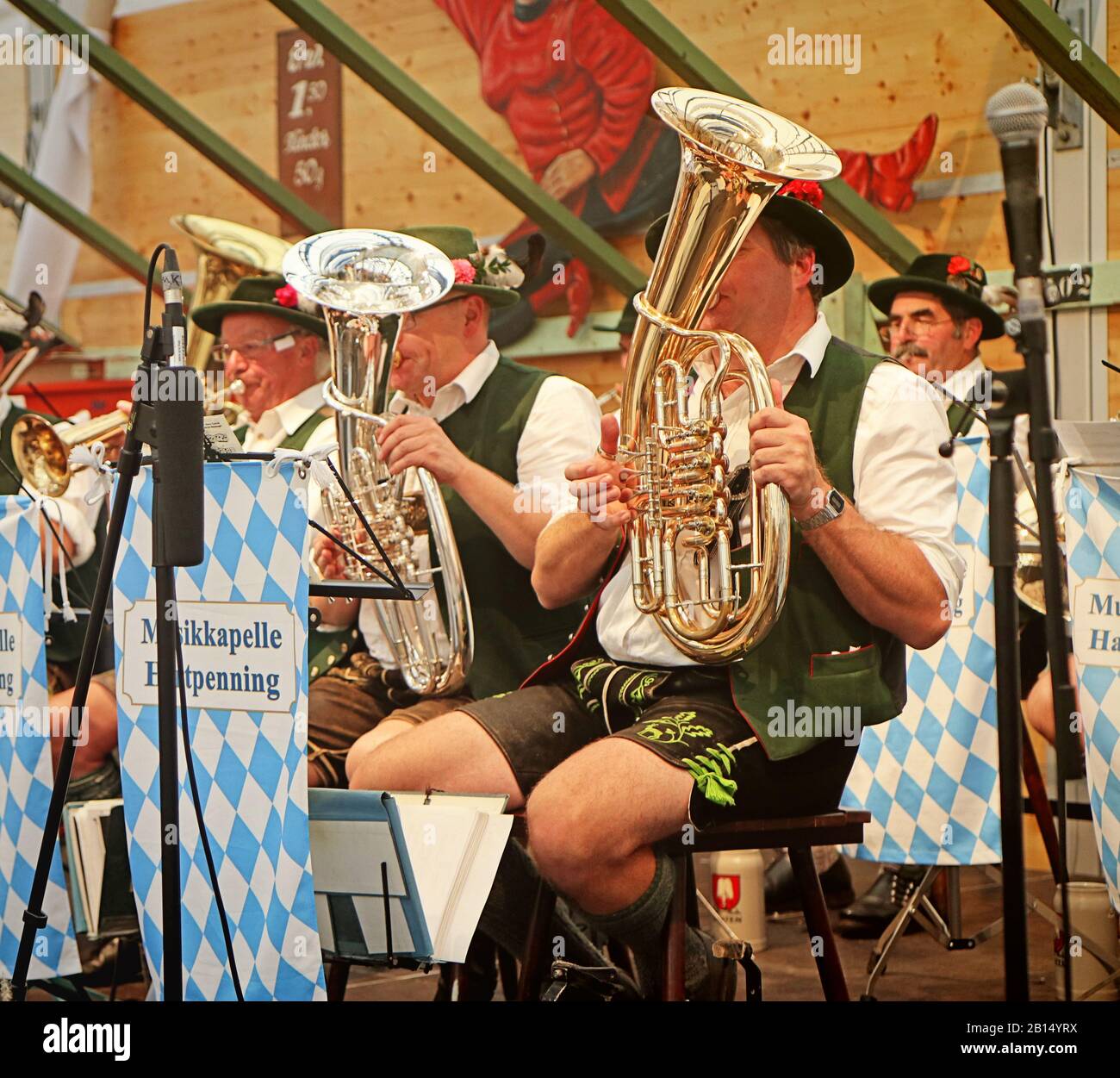 Munich, ALLEMAGNE - 1 OCTOBRE 2019 Brass band jouant de la musique traditionnelle en costume bavarois dans une tente à bière de la partie historique d'Oide Wiesn de l'Oktober Banque D'Images