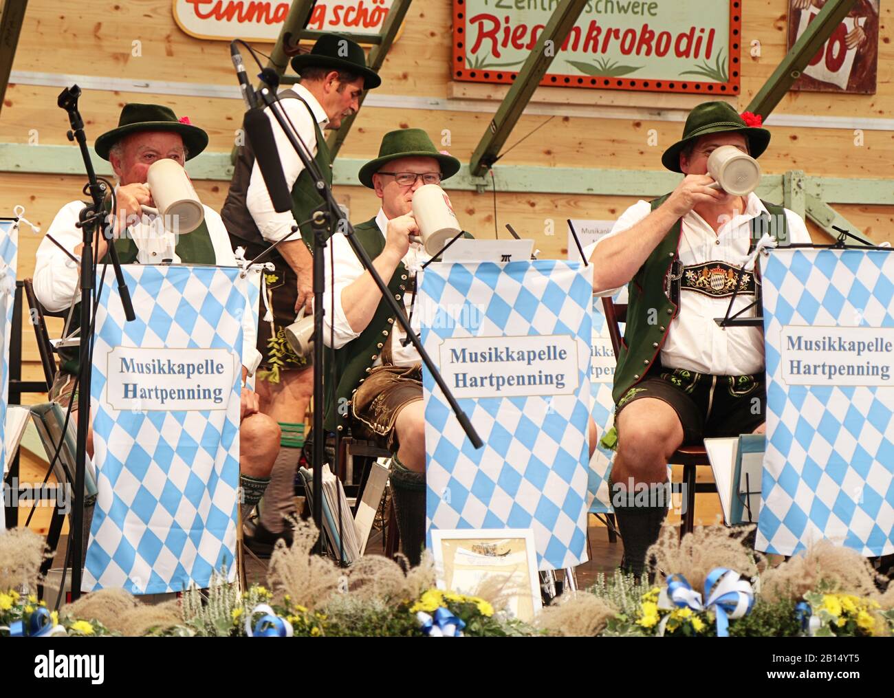 Munich, ALLEMAGNE - 1 OCTOBRE 2019 Pause bière pour le groupe de laiton jouant de la musique traditionnelle en costume bavarois dans une tente de bière de l'histoire d'Oide Wiesn Banque D'Images