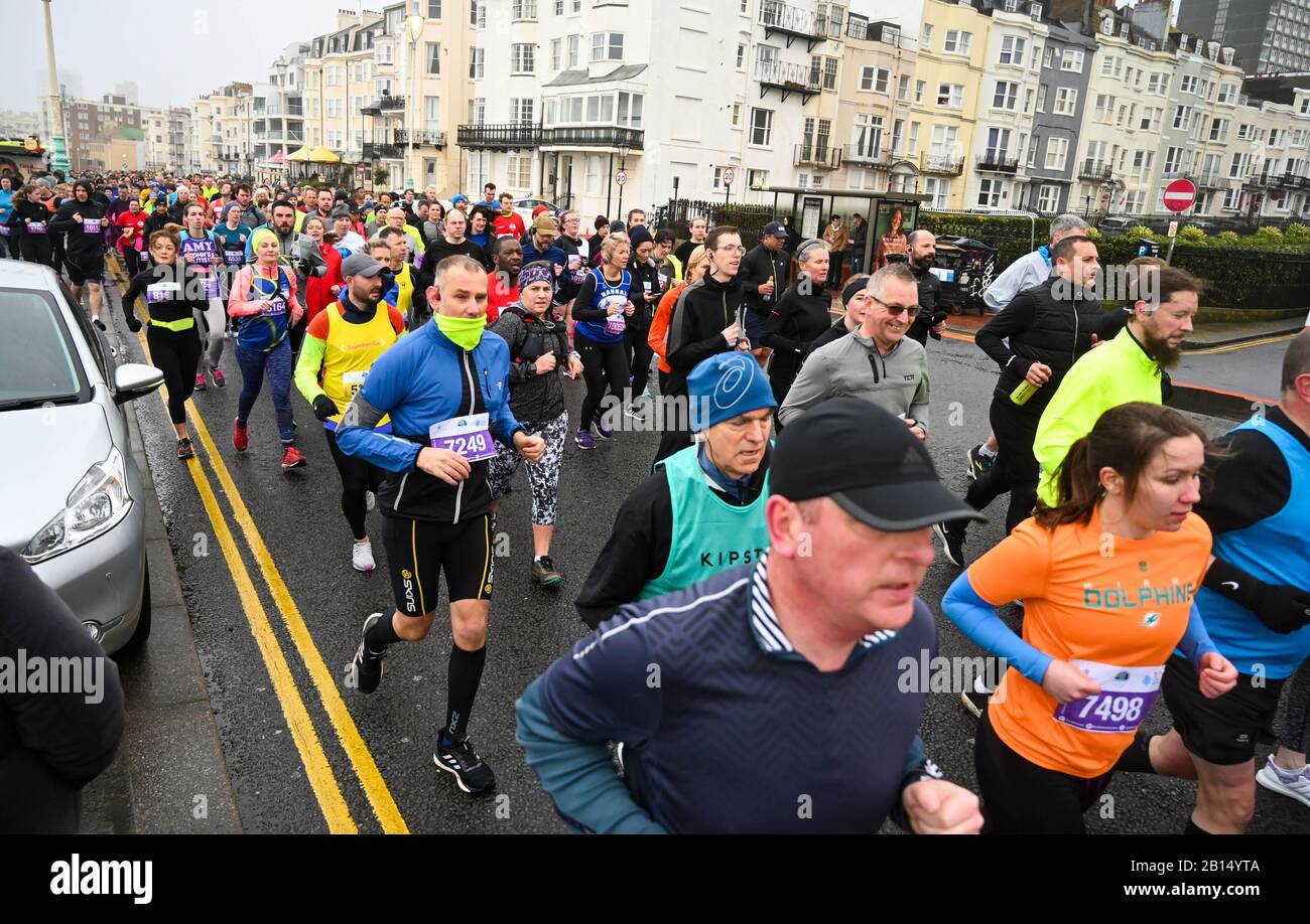 Brighton Royaume-Uni 23 février 2020 - Des Milliers de Personnes participent au semi-marathon de Grand Brighton dans des conditions météorologiques humides et venteuses . Plus de dix mille coureurs ont pris part et cette année, les partenaires officiels de charité est le Sussex Beacon qui fournit des soins spécialisés et un soutien aux personnes vivant avec le VIH : crédit Simon Dack / Alay Live News Banque D'Images