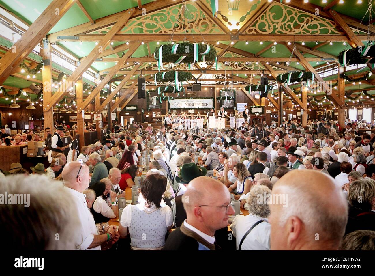 Munich, ALLEMAGNE - 1 OCTOBRE 2019 tente de bière à l'Oide Wiesn partie historique de l'Oktoberfest à Munich, environnement familial Banque D'Images