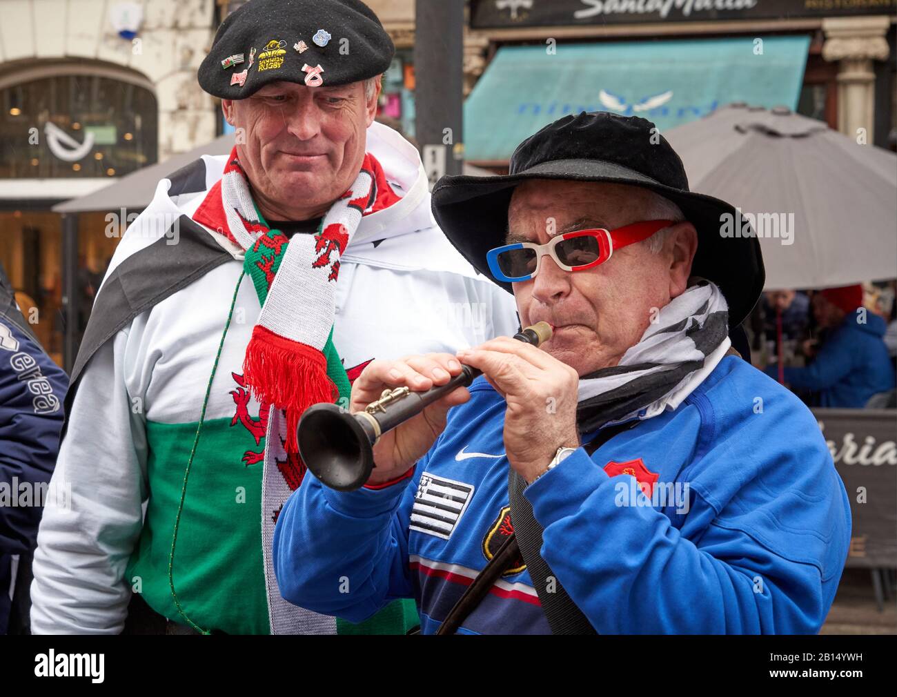 Les amateurs de rugby français qui apprécient l'avant-match se sont bâtis à Cardiff, au sud du Pays de Galles. Six Nations 2020. Banque D'Images