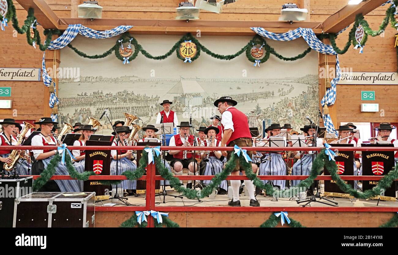 Munich, ALLEMAGNE - 1 OCTOBRE 2019 Brass band jouant de la musique traditionnelle en costume bavarois dans une tente à bière de la partie historique d'Oide Wiesn de l'Oktober Banque D'Images