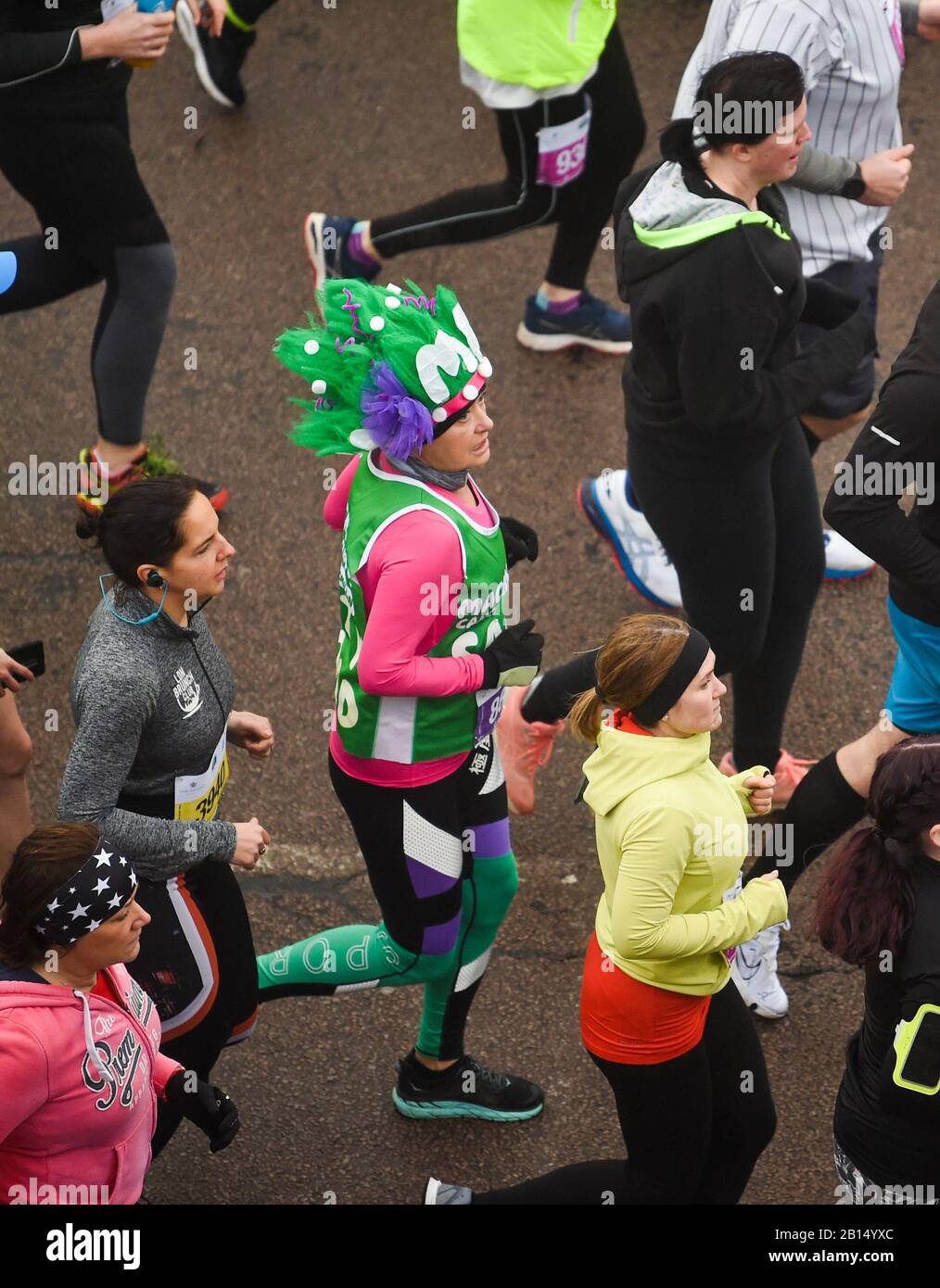 Brighton Royaume-Uni 23 février 2020 - Des Milliers de Personnes participent au semi-marathon de Grand Brighton dans des conditions météorologiques humides et venteuses . Plus de dix mille coureurs ont pris part et cette année, les partenaires officiels de charité est le Sussex Beacon qui fournit des soins spécialisés et un soutien aux personnes vivant avec le VIH : crédit Simon Dack / Alay Live News Banque D'Images