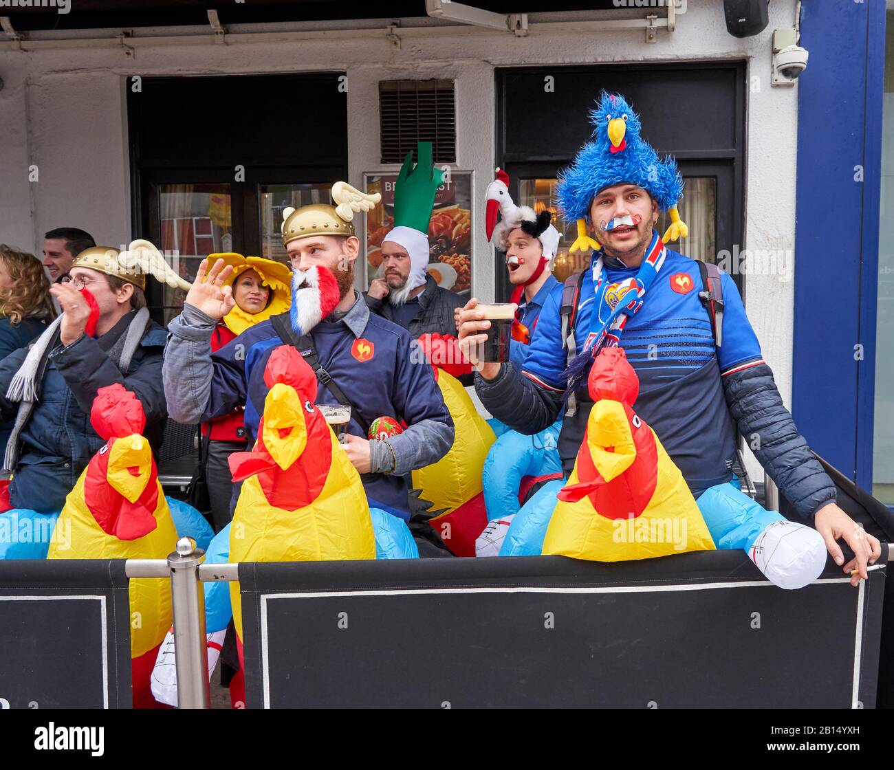 Les amateurs de rugby français qui apprécient l'avant-match se sont bâtis à Cardiff, au sud du Pays de Galles. Six Nations 2020. Banque D'Images