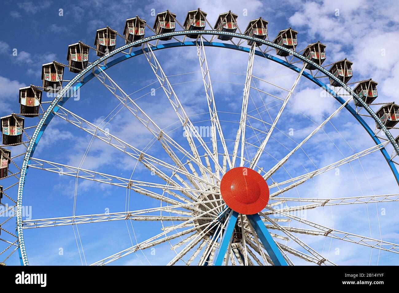 Munich, ALLEMAGNE - 1 OCTOBRE 2019 Grande roue de ferris avec des stands de style bavarois à l'Oktoberfest à Munich Banque D'Images