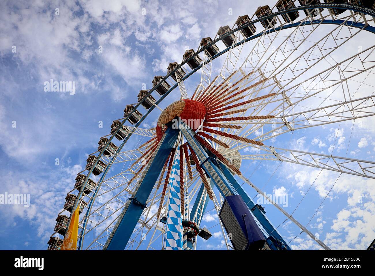 Munich, ALLEMAGNE - 1 OCTOBRE 2019 Grande roue de ferris avec des stands de style bavarois à l'Oktoberfest à Munich Banque D'Images