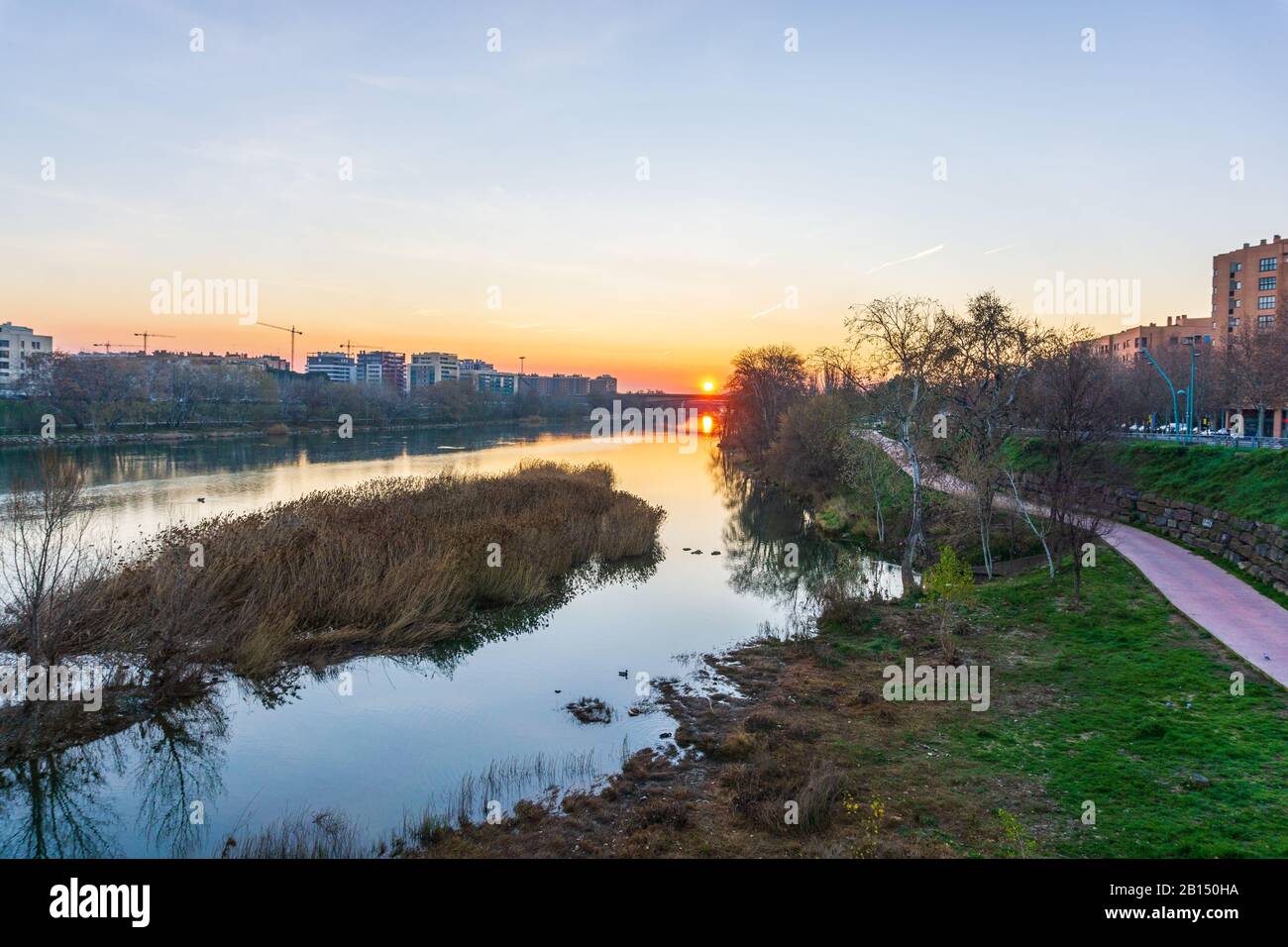 Lever le soleil sur la rive de l'Ebro à Saragosse. Sol naciente en la ribera del rio Ebro en Zaragoza. Banque D'Images