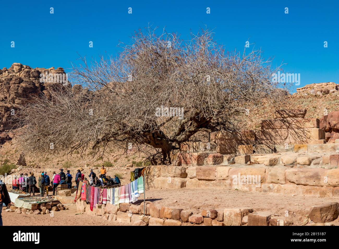 Petra, JORDANIE - 30 JANVIER 2020: Les cicatrices de tête arabes sont vendues au décor la rue des Façades a été créée des centaines d'années. Petra complexe touristique attraction, Royaume hachémite de Jordanie. Touristes Banque D'Images