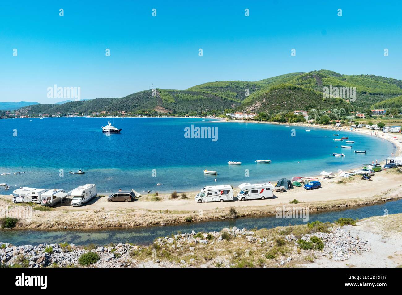 Porto Koufo, Grèce, 05/07/2019: Vue sur la célèbre baie grecque avec de nombreux véhicules récréatifs garés autour de la plage et de l'eau bleu turquoise. va parfait Banque D'Images