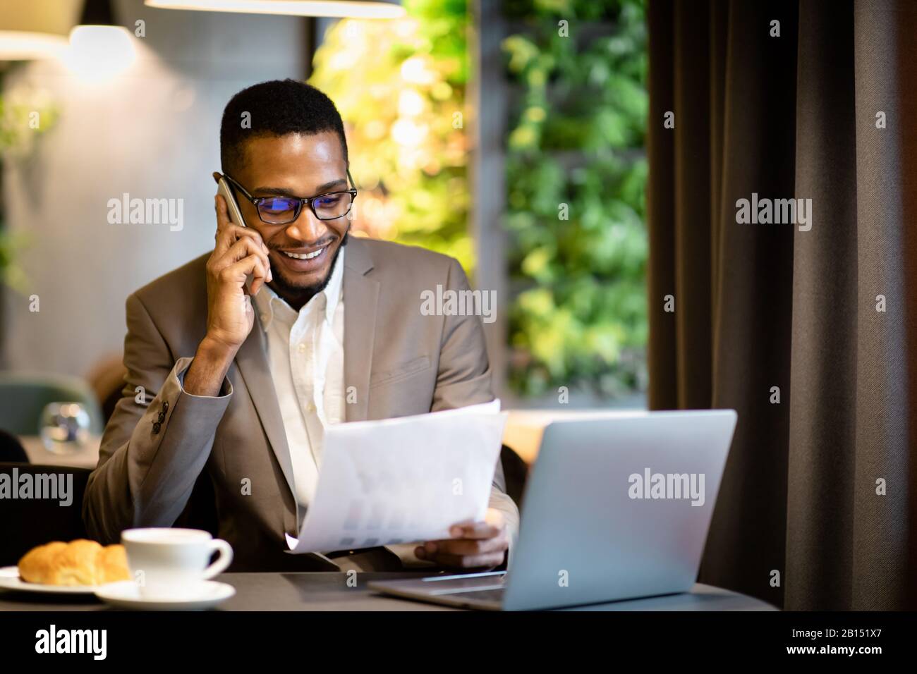 Portrait d'un homme d'affaires noir faisant un appel téléphonique Banque D'Images