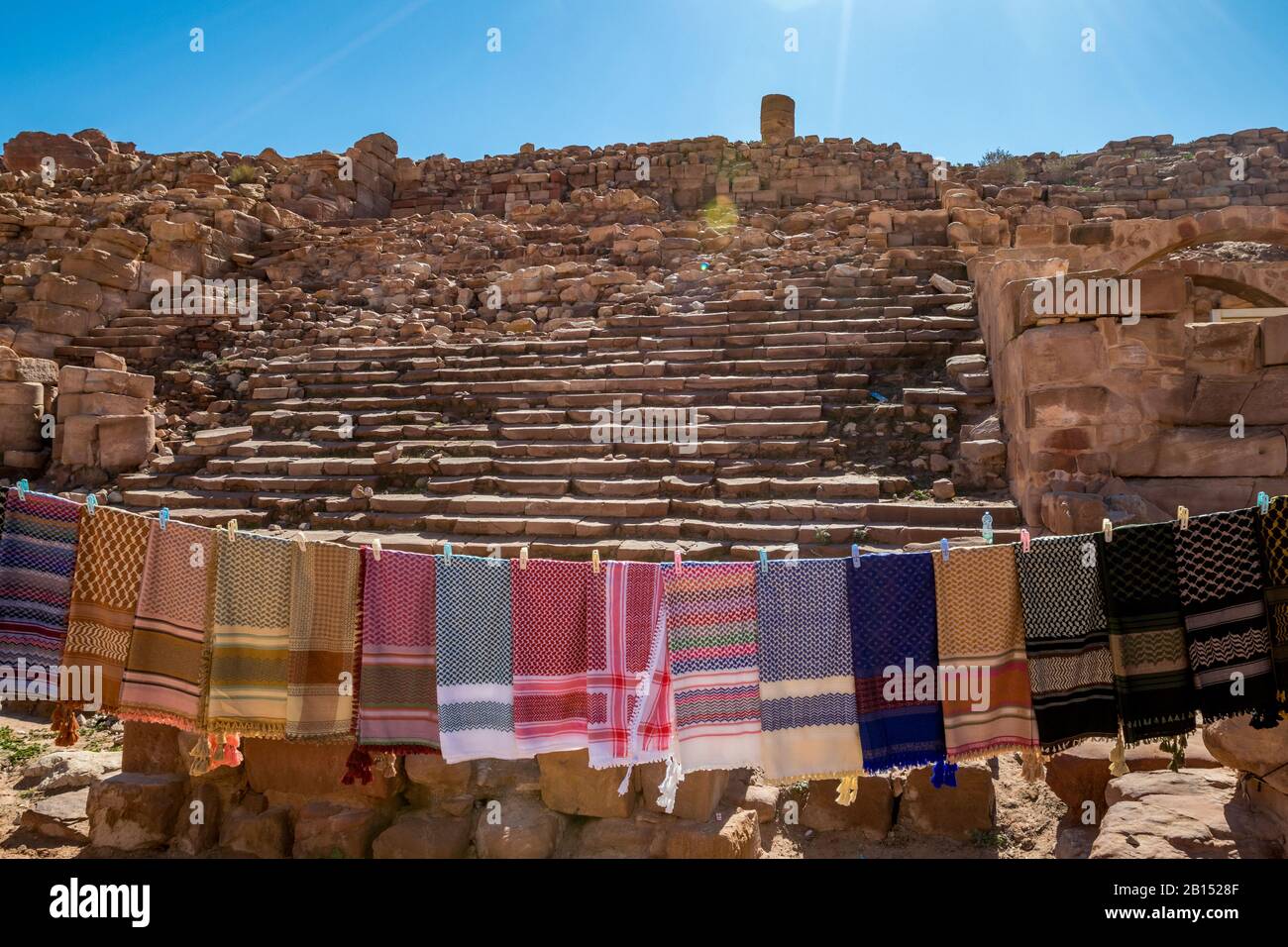 Petra, JORDANIE - 30 JANVIER 2020: Les cicatrices de tête arabes sont vendues au décor la rue des Façades a été créée des centaines d'années. Petra complexe touristique attraction, Royaume hachémite de Jordanie. Étapes Banque D'Images