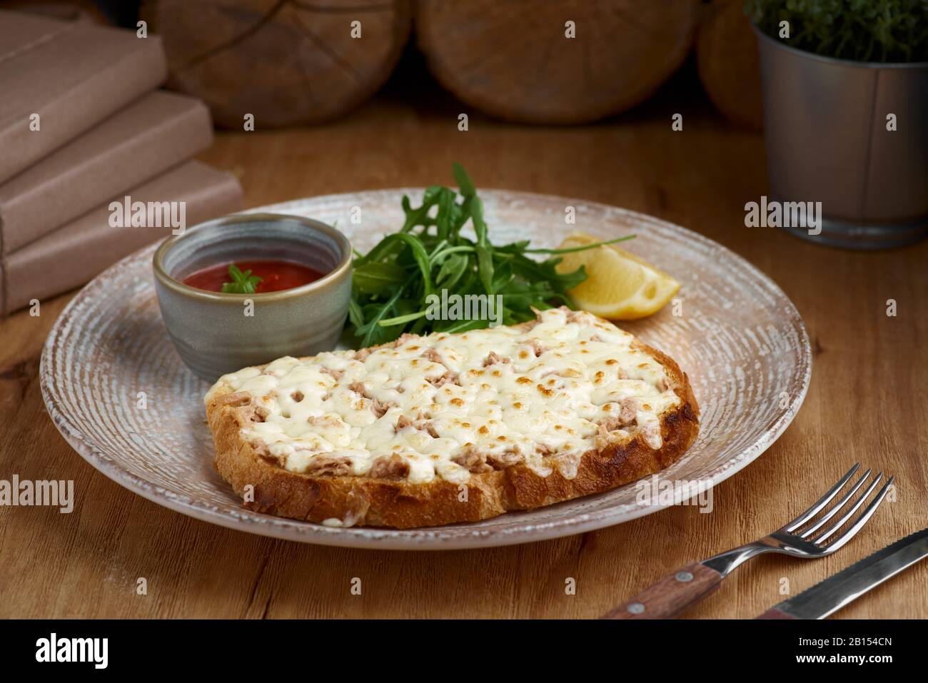 Gros plan d'une fonte de thon accompagnée de fromage cheddar Banque D'Images