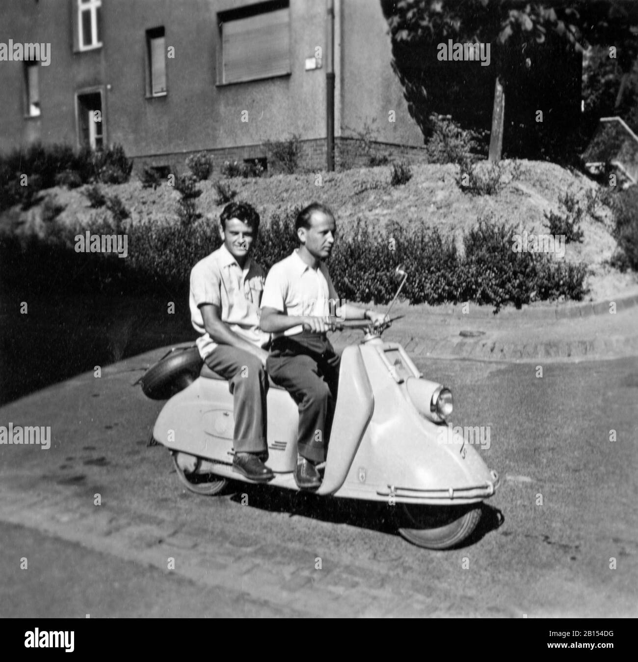 Deux jeunes hommes qui sont en scooter, vers 1960, Arnsberg, Rhénanie-du-Nord-Westphalie, Allemagne Banque D'Images