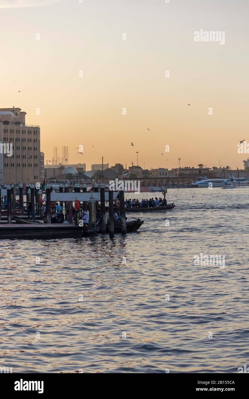 Dubaï, Émirats arabes Unis - 30 DÉCEMBRE 2017 : Dubai creek à l'heure du coucher du soleil Banque D'Images