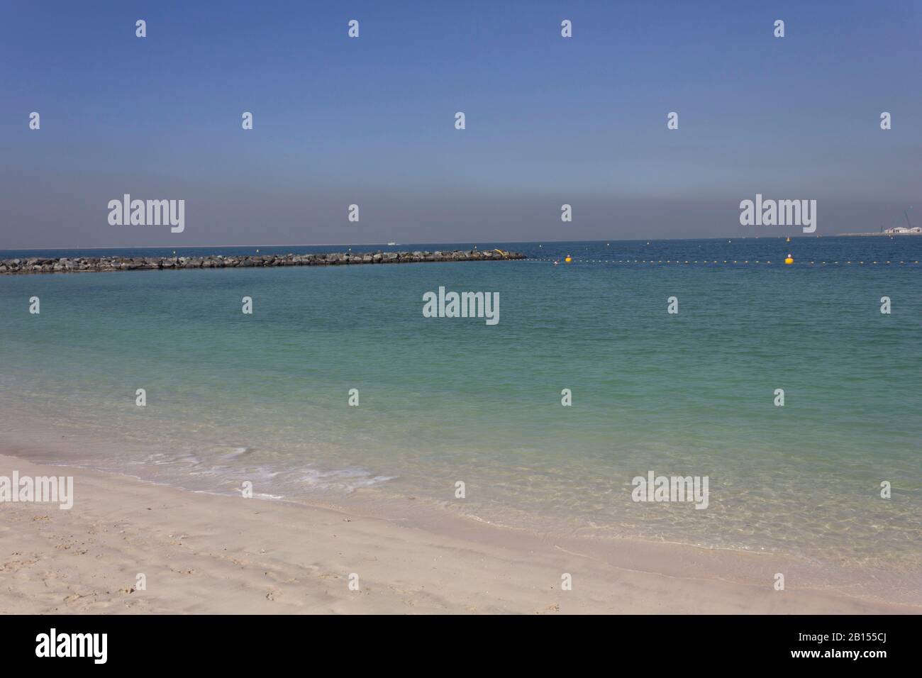 Dubaï, Émirats arabes Unis - 31 DÉCEMBRE 2017 : mer cristalline de la plage de Jumeirah à Dubaï Banque D'Images