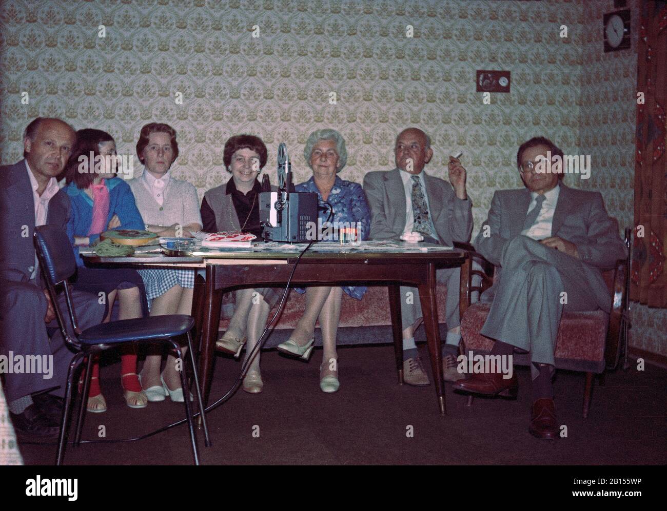 Une famille regardant des films Super 8 mm, Allemagne, septembre 1980 Banque D'Images