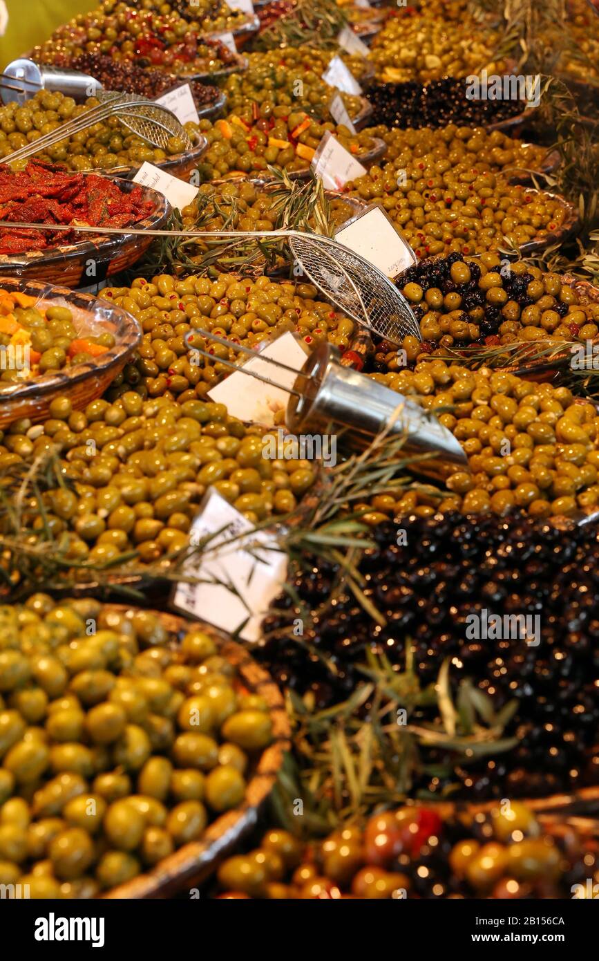 Des olives fraîches sont proposées dans un marché Banque D'Images